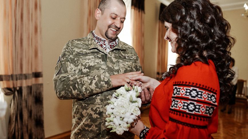 Кохання переможе: у Бережанах одружився військовий (Фото)