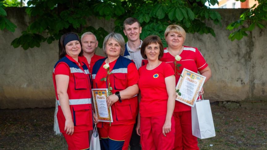 Дякуємо тим, хто рятує життя: у Тернополі нагородили медиків швидкої допомоги