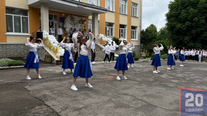 У школах Тернополя пролунав останній дзвоник: репортаж зі свята