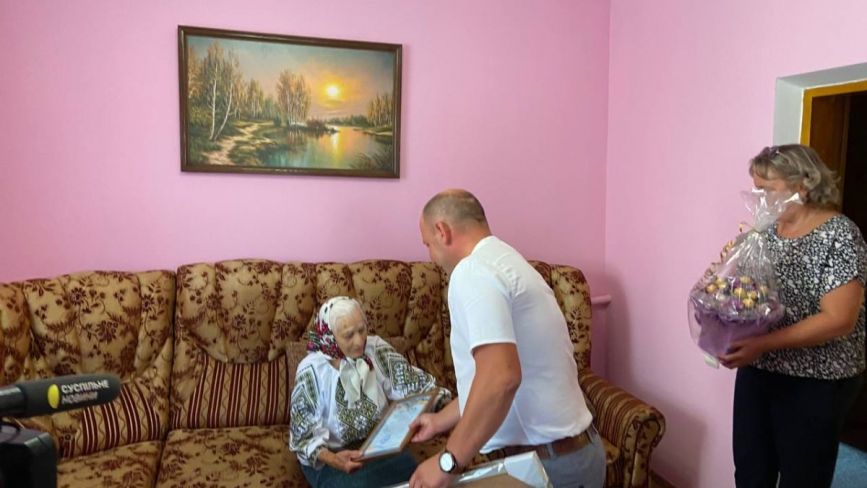 У Залізцях на Тернопільщині вітали довгожительку Віру Слотюк зі 100-річним ювілеєм