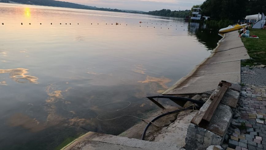 На Циганці демонтували аварійний причал: скільки грошей витратили