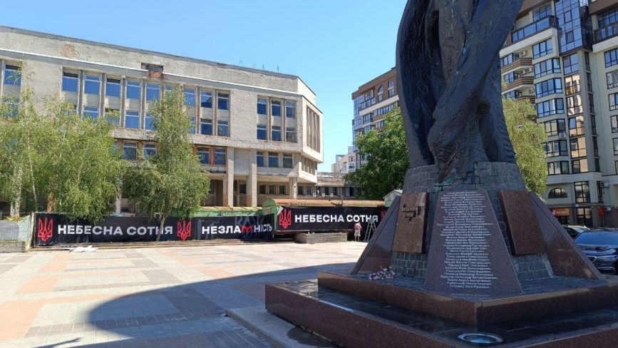 На площі Героїв Євромайдану встанолюють нові банери