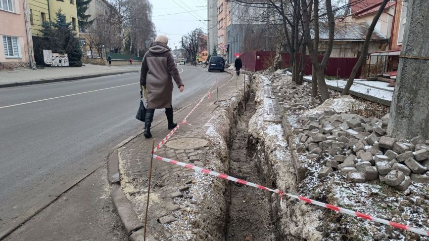 На Острозького прокладають комунікації та ремонтують тротуар: який вигляд має вулиця