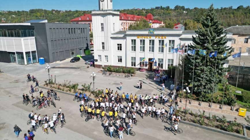 Вчителі з Чорткова проїхали велосипедній марафон, щоб підтримати військових