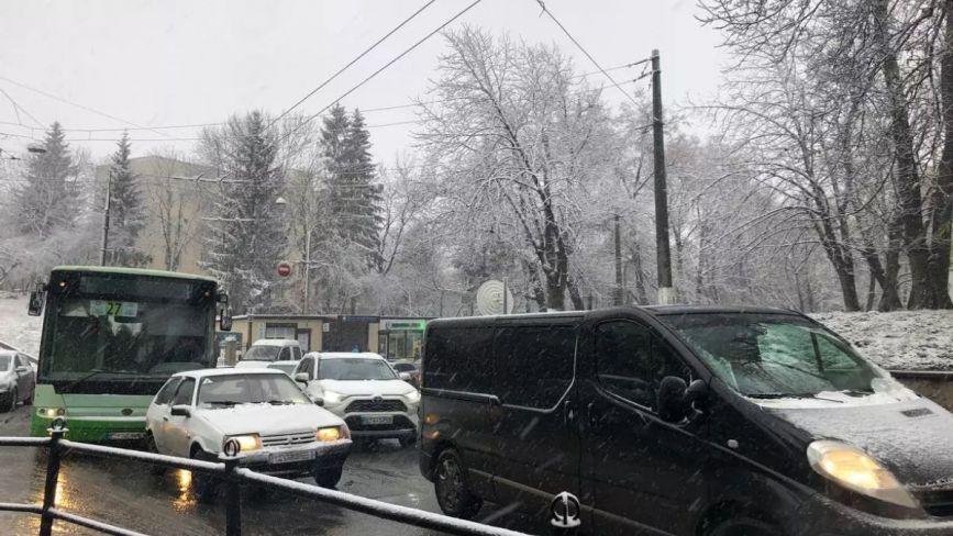 На Тернопільщину насувається перший снігопад. Водіям радять бути обачними