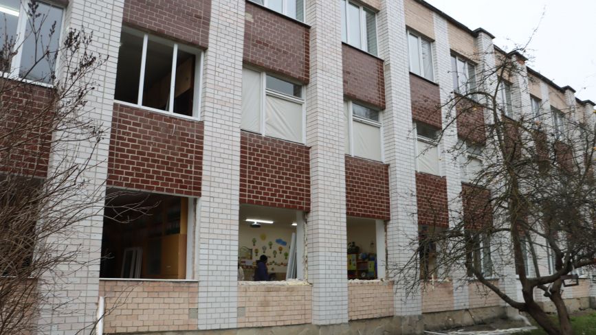 У школі №23, яка постраждала від вибухової хвилі, замінюють вікна