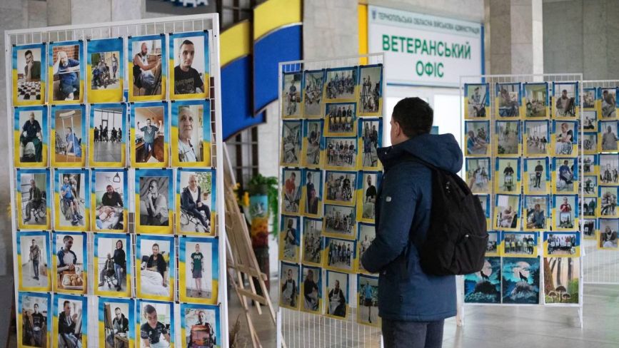 У Тернополі відкрили виставку «Воїни світла»