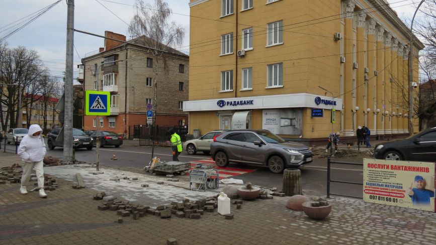 На Замковій знижують висоту бордюрів на переходах та кладуть тактильну плитку