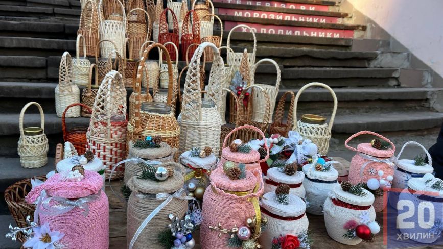 Зі стрічками, лозою та нитками: скільки коштують банки для освячення води у Тернополі