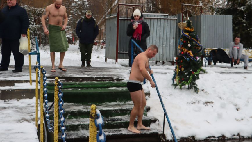 Тернополяни занурюються у крижану воду на Водохреща: шукайте себе та знайомих на фото!