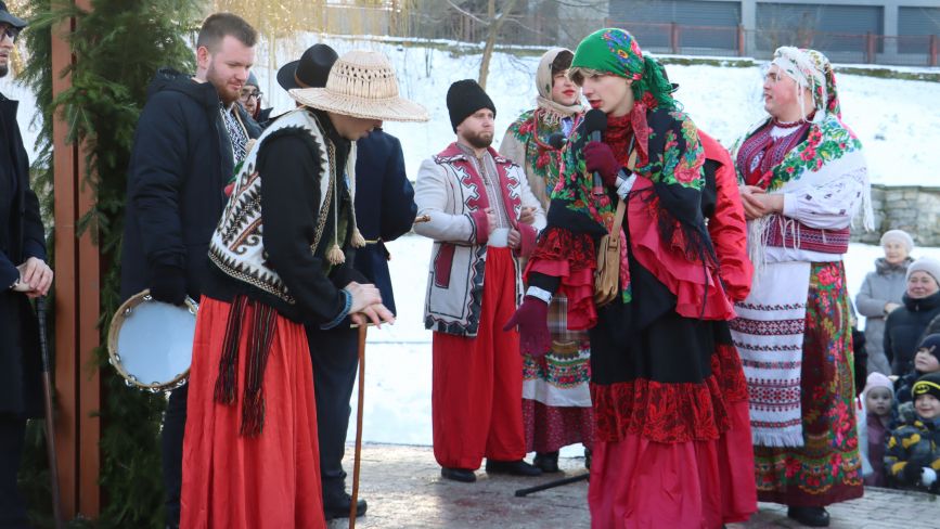 Освячували воду та водили Маланку: у парку Шевченка провели молебінь
