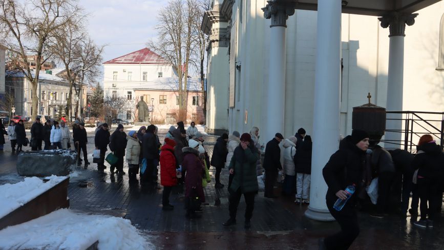 Десятки людей в чергах біля храмів: як тернополяни на Водохреща набирали освячену воду