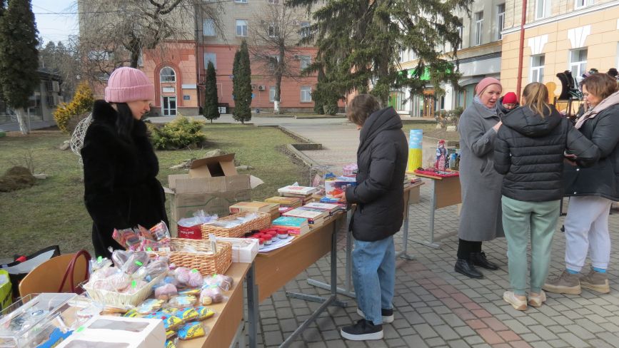 Біля Кооперативного коледжу організували благодійний ярмарок: збирають гроші на автомобіль