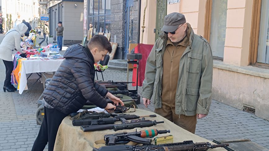 Виставка зброї, ярмарка та благодійний концерт: у центрі Тернополя збирають гроші на підтримку ЗСУ