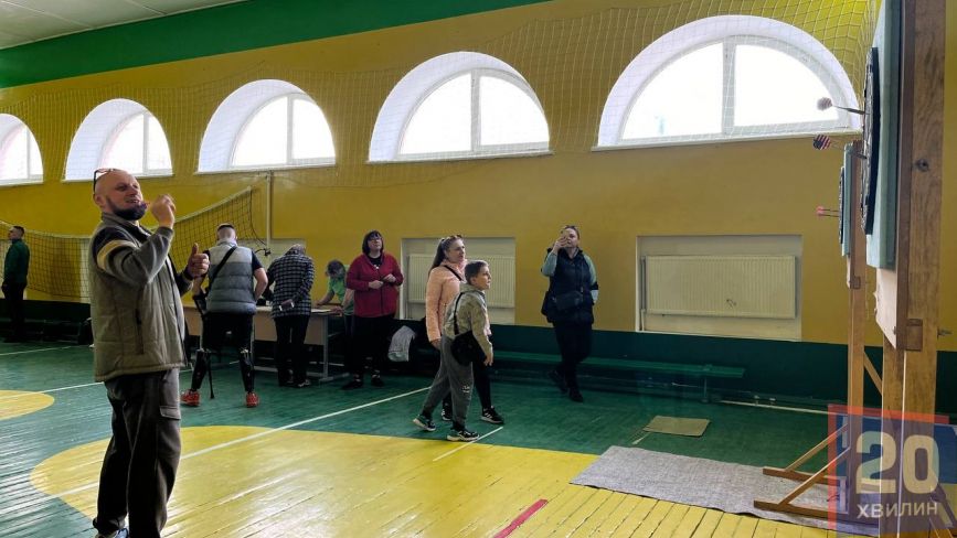Влучити в ціль: захисники Тернополя та їхні рідні змагалися в турнірі з дартсу
