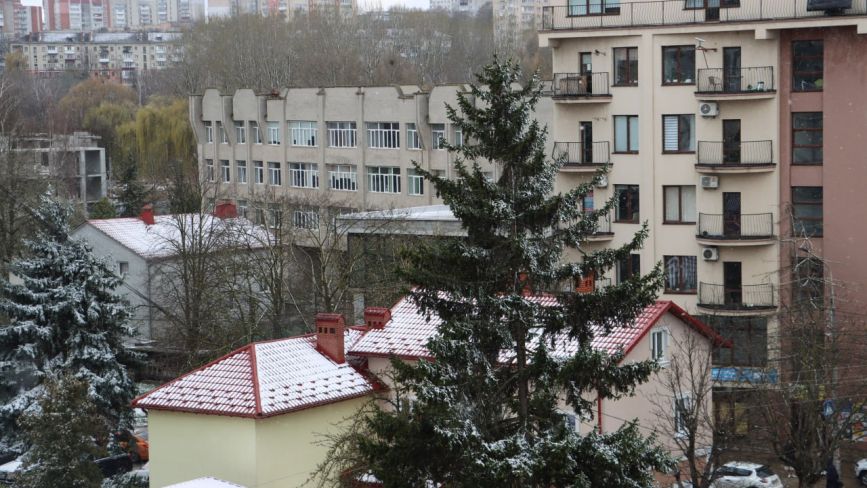 Можна ялинку прикрашати? Тернополяни діляться світлинами засніженого квітневого міста