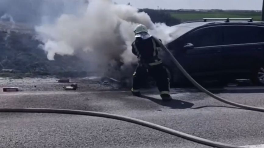 Біля Подолян загорівся автомобіль: викликали рятувальників