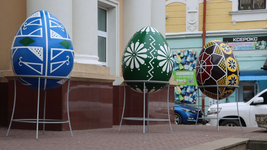 У центрі Тернополя встановлюють декор до Великодня