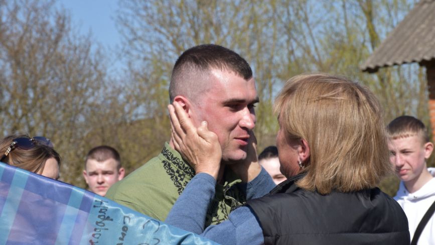 З полону додому на Великдень: громада Бариша урочисто зустріла воїна Дмитра Галюка