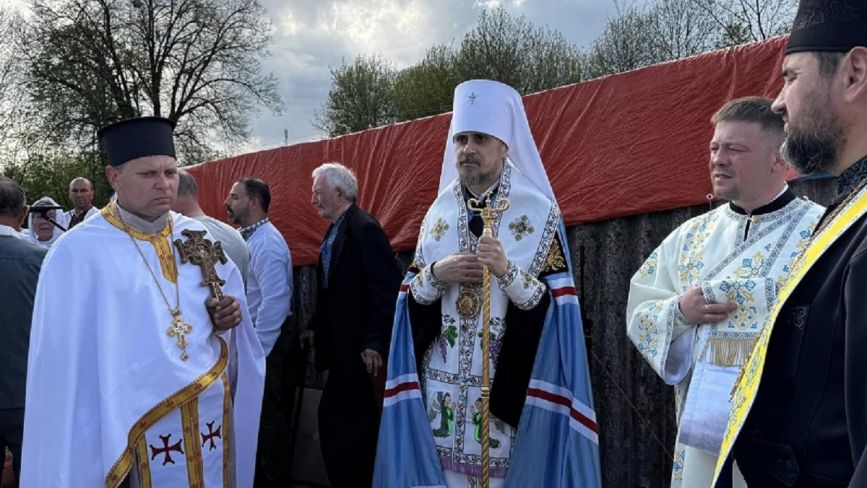 Митрополит Нестор заклав наріжний камінь храму у Катеринівці, де згоріла 100-літня церква