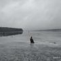 Ходять наче по воді: у відлигу на лід Тернопільського ставу вийшли рибалки (ФОТО ДНЯ)