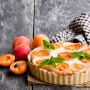 Літня випічка: готуємо сирний пиріг з абрикосами
