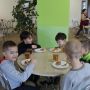 Не всі діти захисників України харчуються в школах безкоштовно. Ми розібралися, чому так