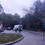 На Лесі Українки працює швидка. На тротуарі — тіло людини