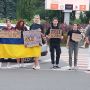 «Поверніть моє серце з полону»: рідні захисників вийшли на акцію в Тернополі