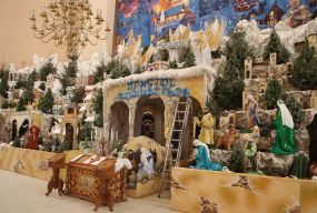 Найбільша шопка в Україні тепер з макетом зруйнованого будинку в Тернополі