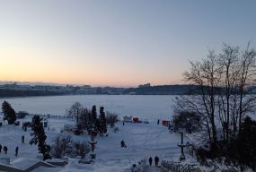 Тернопільський став замерз. Хто ризикує виходити на водойму