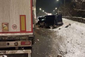 На об'їзній Dacia влетіла у вантажівку. Водія забрала швидка