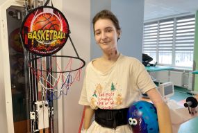 14-річна Настя, яка постраждала під час ракетного удару по Тернополю, зробила перші кроки після поранення