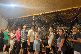 Кожен вузлик — молитва, стрічка — побажання повернутися живим: команда «Павучки» з Тернопільщини плете сітки для військових