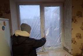 Місяцями без вікон і ремонти власним коштом: як живуть постраждалі від ракетної атаки