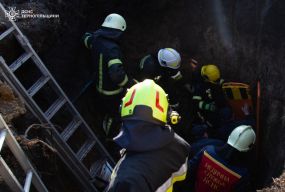 У Байківцях чоловіка засипало землею: постраждали ще й рятувальники