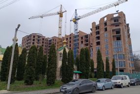 Суд арештував церковну ділянку. Але тут і далі будують багатоповерхівку