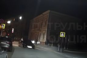 22-річна водійка Tesla отримала штраф за те, що їздила в центрі Тернополя вночі з вимкненими фарами