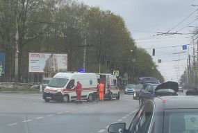 На «Дружбі» ДТП: Ford зіткнувся зі швидкою, яка перевозила пацієнта