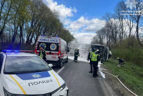 Неподалік Зборова перекинулася фура: на місці поліція, швидка і рятувальники