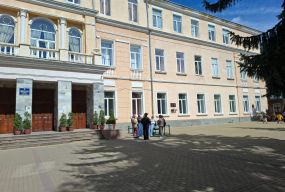 Одна в реанімації, інша в ізоляторі. Чи став булінг причиною конфлікту між школярками в Тернополі?