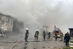 Згорілі приміщення та стовпи чорного диму: репортаж «20 хвилин» із місця удару по Тернополю