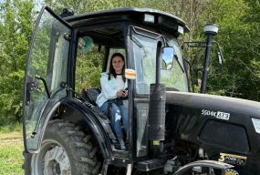 «Спочатку боялася сісти в кабіну, щось натиснути»: історія Юлії Саламахи, яка опанувала трактор та агродрони