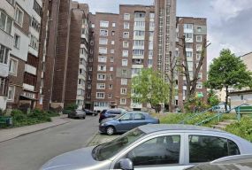 Замах на вбивство дружини: що журналістам розповіли сусіди і знайомі родини