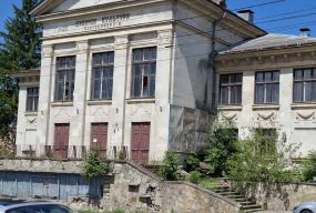 Побиті вікна і дерева на сходах: Будинок культури залізничників поступово руйнується