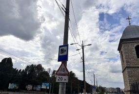На Дамбі встановили камери: читачі звернули увагу на відсутність знака для водіїв з боку Торговиці