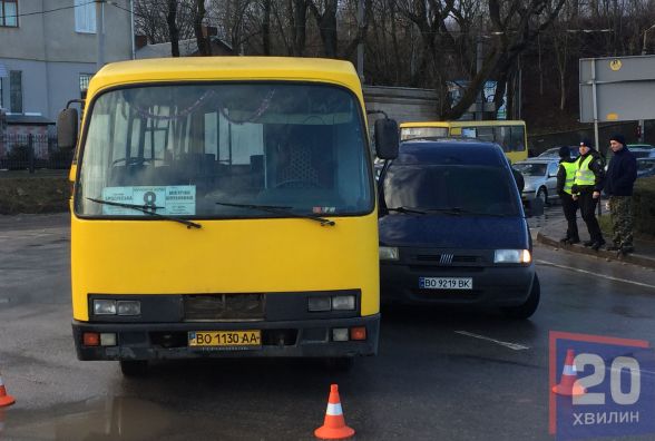Маршрутка потрапила в ДТП:  біля "шостого магазину" великі затори