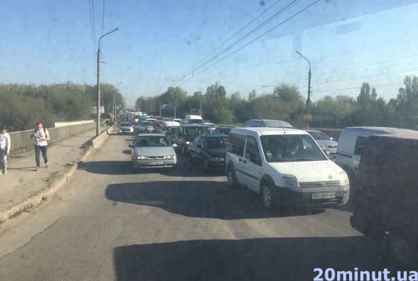 На Микулинецькій величезні затори через ремонт дороги та ДТП