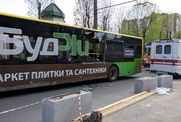 На повороті поблизу "День і ніч" не розминулись "швидка" і автобус. Дорогу перекрили