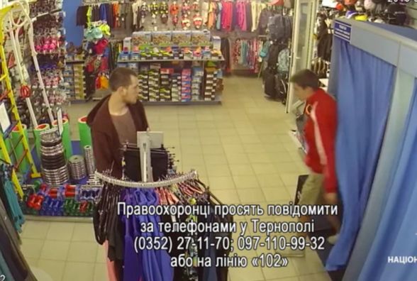 У Тернополі розшукують хлопців, які викрали товар з магазину «Спортландія». Є відео
